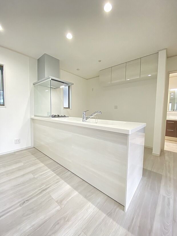 離れられないお料理中でも、リビングにいる子供の様子が見えて安心できるキッチンです。