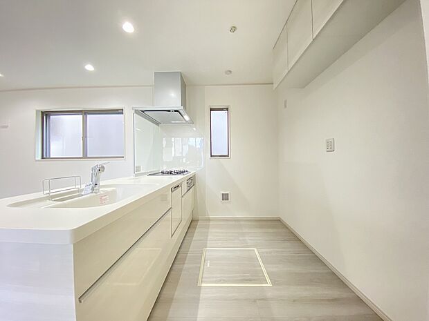 床下収納もあり、充実した収納スペースがございます。出し入れのしやすい引き出し収納　奥にいれたものもすぐにわかる、使い勝手の良いキッチンです。