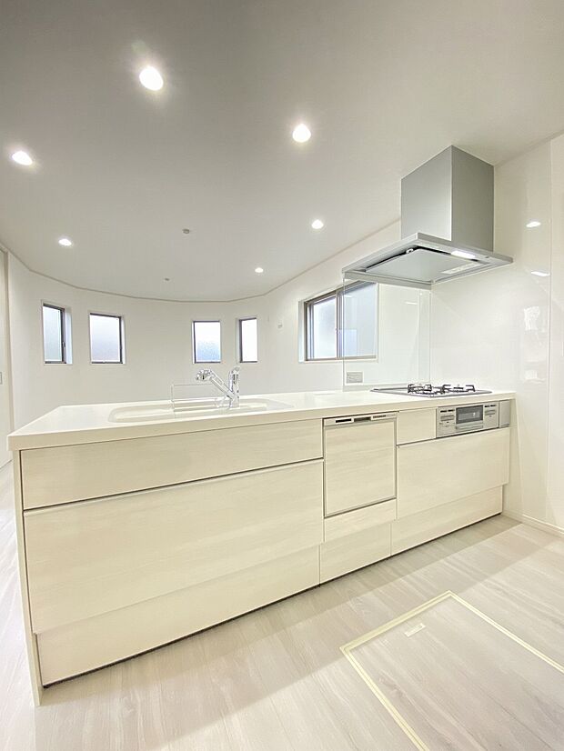 同時に3口のコンロを使用し調理ができるのがメリット。朝ごはんとお弁当を同時に仕上げたい時など便利です。