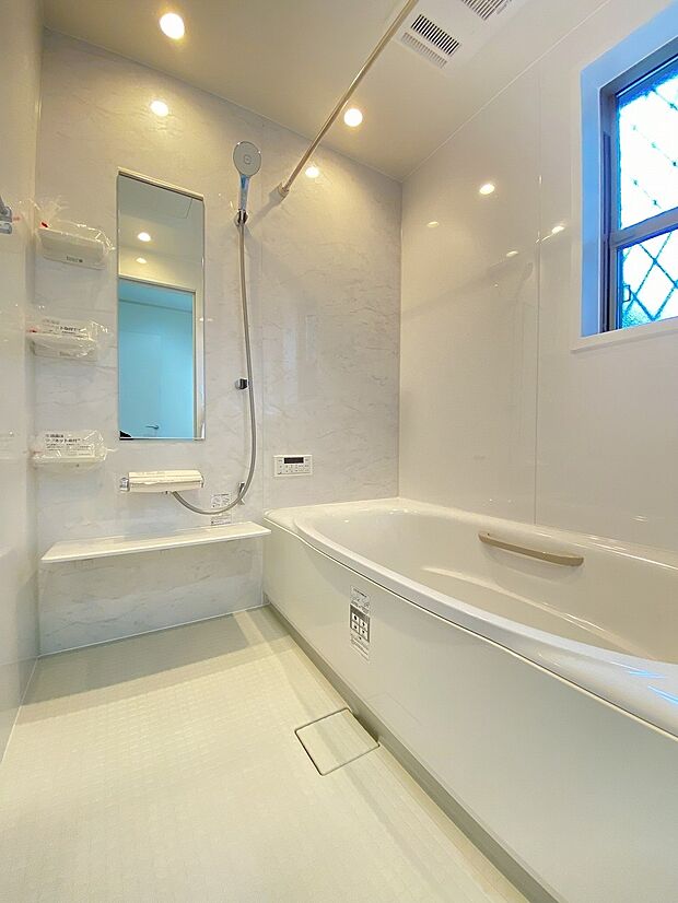 足の伸ばせるゆったりバス、仕事の疲れを癒しましょう　また浴室乾燥機も付いており雨の日もお洗濯物がしっかり乾かせます