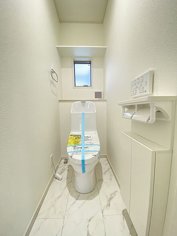 ウォシュレット付きの快適なおトイレ 白を基調と基調とした爽やかな空間です。またトイレも二か所あり、お子様も安心してお使い頂けます。
