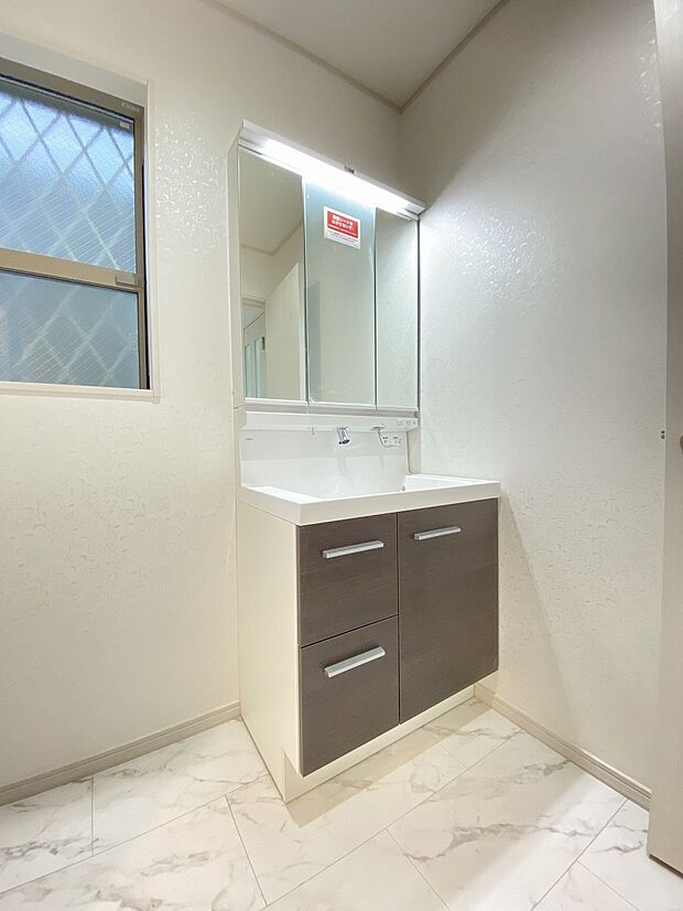 いつでも清潔に保ちたいという願いを叶えます。また洗面化粧台にも収納スペースを設ける事により、散らかりやすい洗面スペースをスッキリ保てます。