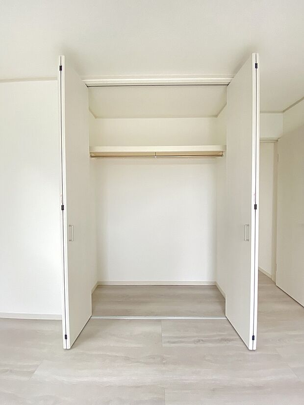 広々としたクローゼットでたくさんのお洋服 帽子などを収納でき、いつでもおしゃれできます。