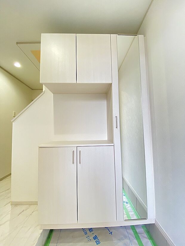 鏡もあり、家を出る前の身だしなみチェックにも最適です。また収納スペースも充実 散らかりがちな玄関もこれでスッキリしますね。