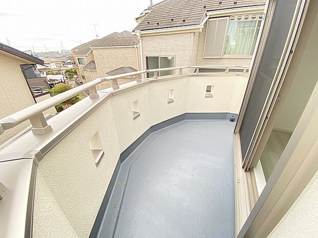 優しい色合いのバルコニーになっており、しっかりと広さが確保されたバルコニーで毎日のお洗濯もラクラク快適