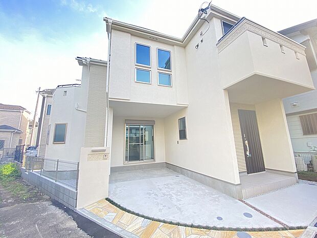 駐車スペースがあり、一台駐車していただけます。玄関からも近く、重いものを運ぶのにもぴったりです。