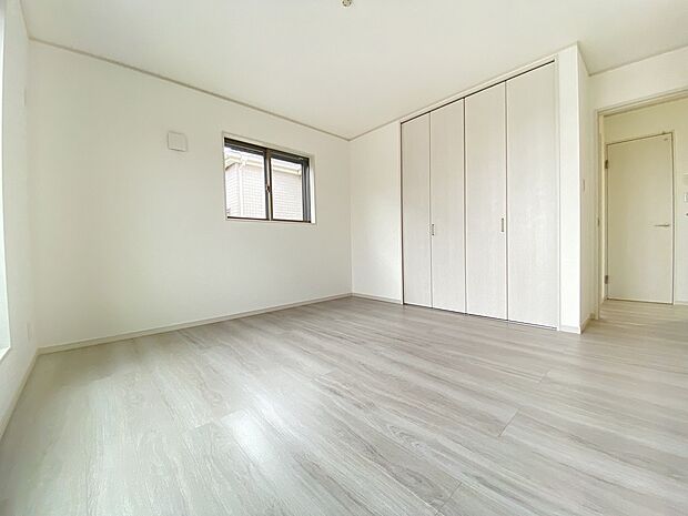 クローゼットも完備されており、充実した収納スペースがございます。お洒落が好きな方には嬉しい完備ですね。