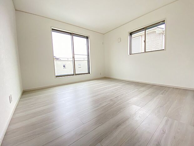 2面採光を確保した明るい室内は、風通しも良く、大変居心地の良い空間となっております。