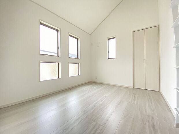 窓も多く、風通しもバッチリ　明るい部屋でお子様も楽しく明るく過ごすことが出来ます。