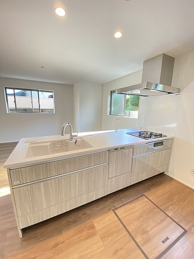 充実収納で、スッキリと片づけられるキッチン　リビングの様子も見渡せます。