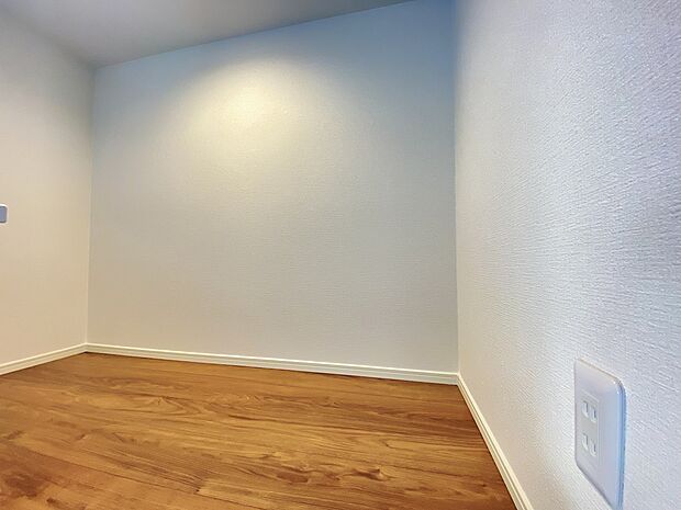 衣類だけじゃなく、スーツケースやレジャー用品もしまえます。