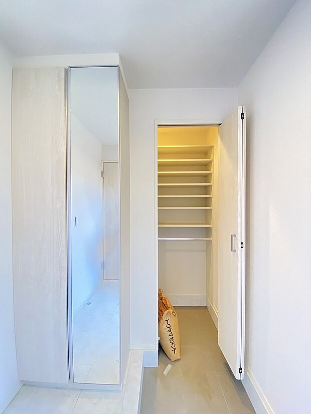 お部屋ごとに設けた収納は使いやすさへのこだわりです。