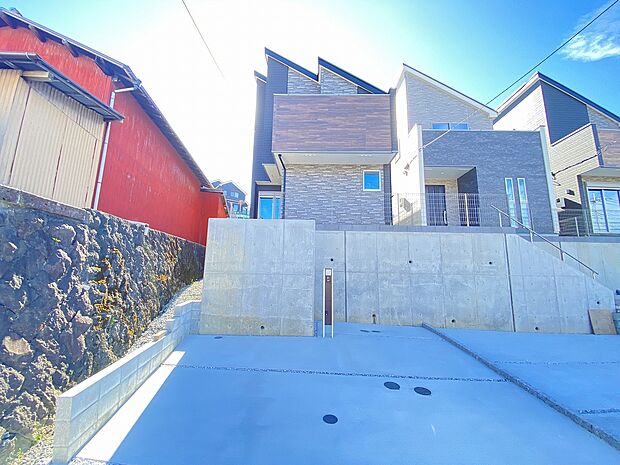 約20帖のLDKには吹抜けを設け、ゆったりとした開放空間に。ご家族での団らんにもぴったりです