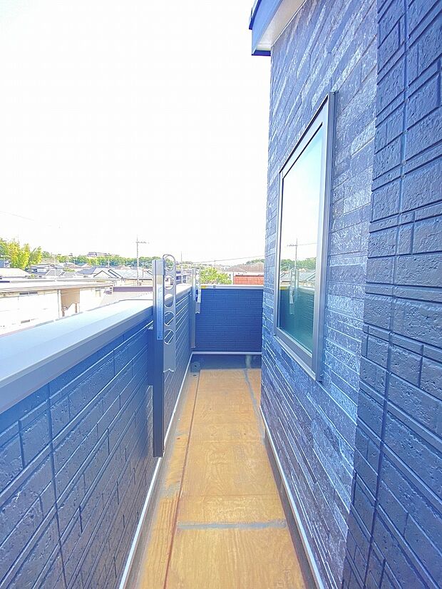 バルコニーはお洗濯やお布団を干すだけでなけでなく、室内に開放感と外の色彩豊かな風景を運んでくれます。