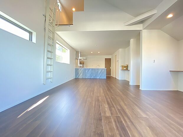 温かみのある木目のフローリング。観葉植物の緑も映えそうですね。