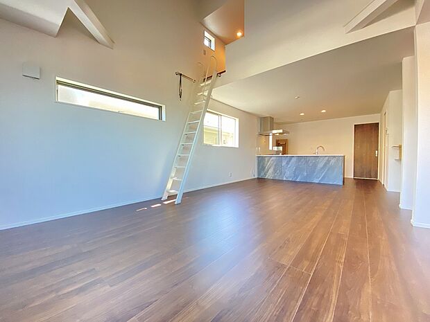 約22帖のリビングは広がりとゆとりをもたらしてくれます。家族と程よい距離感で過ごせる、リビング　ダイニング。