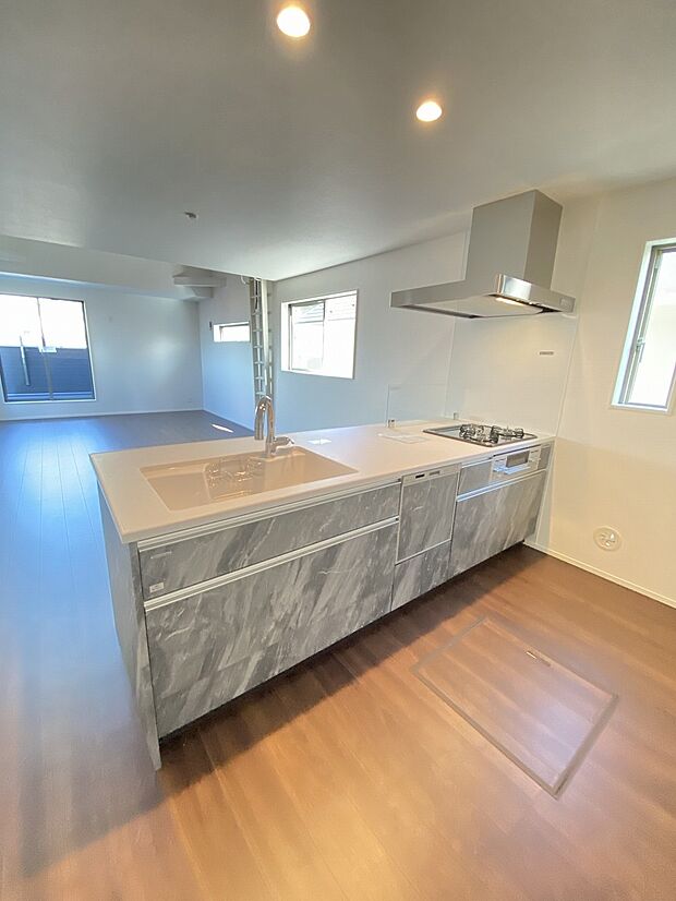 今日の出来事を聞きながら、お料理できるカウンターキッチン ご家族の笑顔や支えがいつもそばにあります。