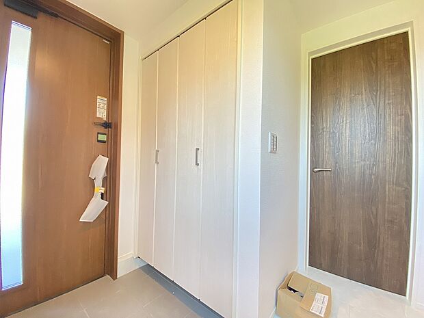 毎日の帰宅が嬉しくなる、明るく開放的な玄関空間