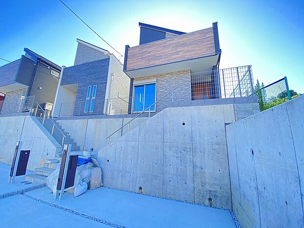 ご利用の「戸塚」駅は商業施設も多くお買い物や通勤通学にも便利な立地です。