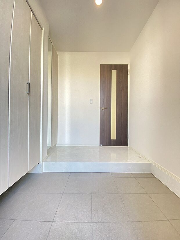 家族の笑顔に寄り添うナチュラルトーンの明るい玄関です