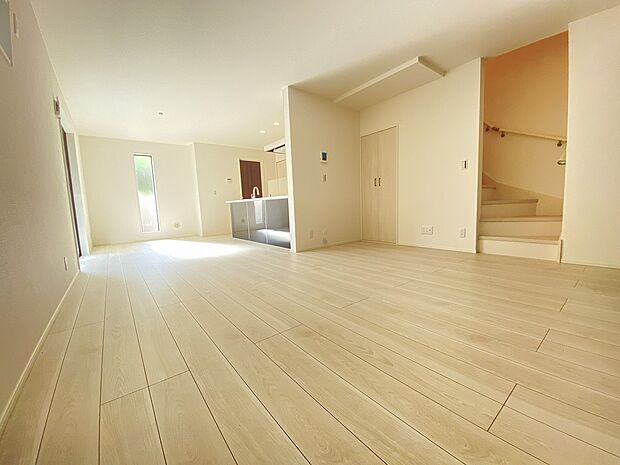 広さのあるリビング。家具選びやレイアウトの幅も広がります。縦長リビングでオープンでのびやかな空間。お子様もつい駆け出してしましそうです。