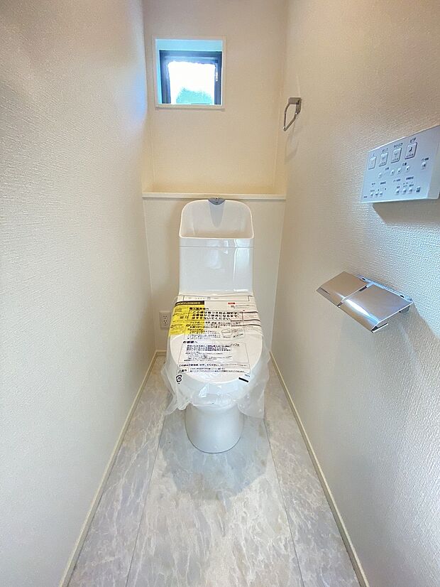 白を基調とした清潔感あるトイレ。温水洗浄便座もついて、快適にご使用できます。