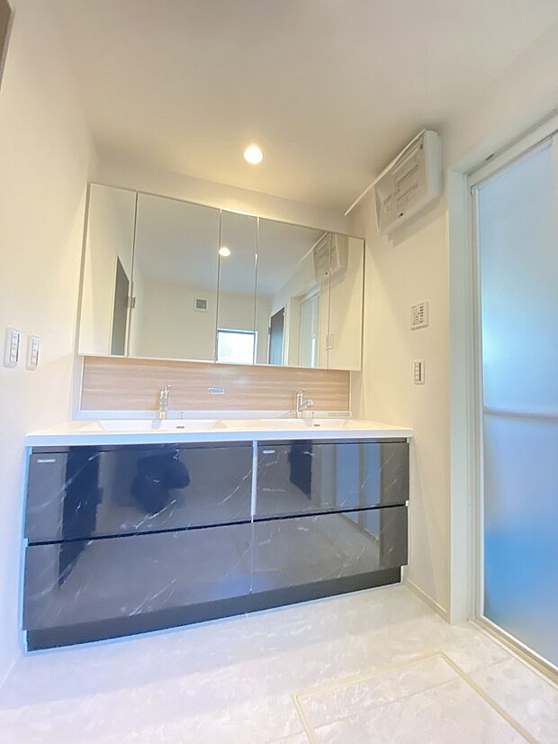 朝の身支度も二人で使えるワイドな洗面化粧台。今日の予定やイベントを話しながら、忙しい朝も家族でにぎわいそうな空間です。