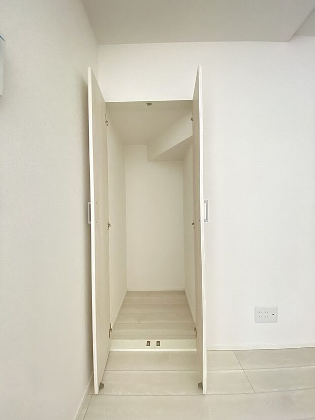 お気に入りの洋服をずらりと並べられる、ゆとりのあるクローゼット。