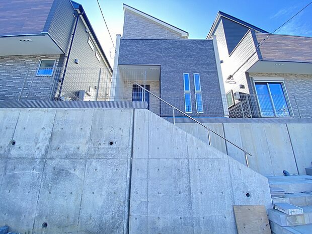 ツートンカラーのお洒落な外観です。お車通りも少なく、お子様とのお散歩も安心してできる閑静な住宅街です。