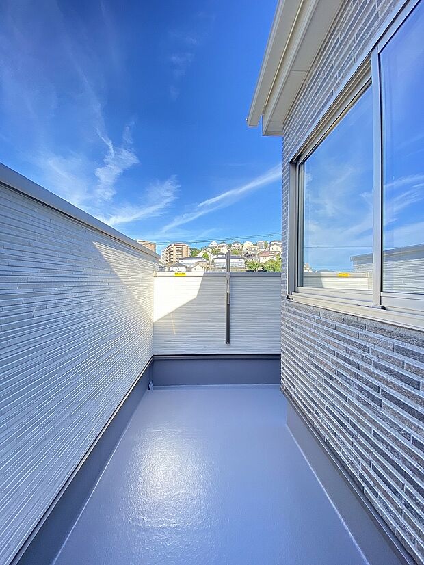 どこまでも広がる青空の下、ご家族との未来が始まる新たな暮らしのステージ。