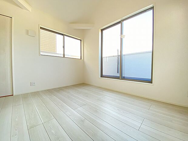 木々が風で揺れる音や、小鳥たちの鳴き声をBGMに室内でゆったりとプライベートタイムをお過ごしいただけます。