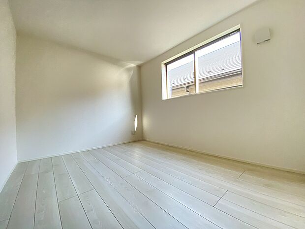 バルコニーはお洗濯やお布団を干すだけでなけでなく、室内に開放感と外の色彩豊かな風景を運んでくれます。