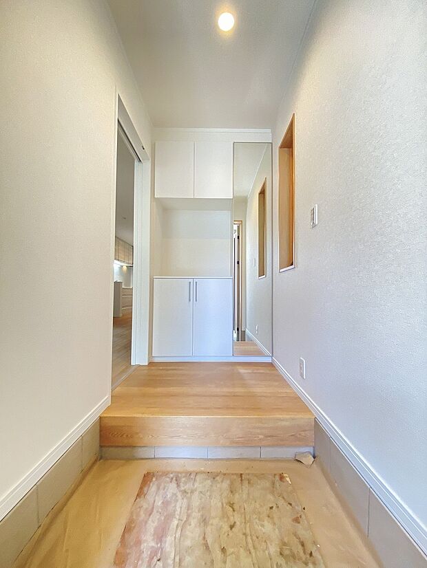 明るさと温かさに満ちた、家族を迎える穏やかな玄関スペースです。