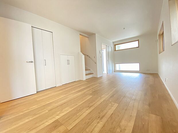 温かみのある木目のフローリング。観葉植物の緑も映えそうですね。