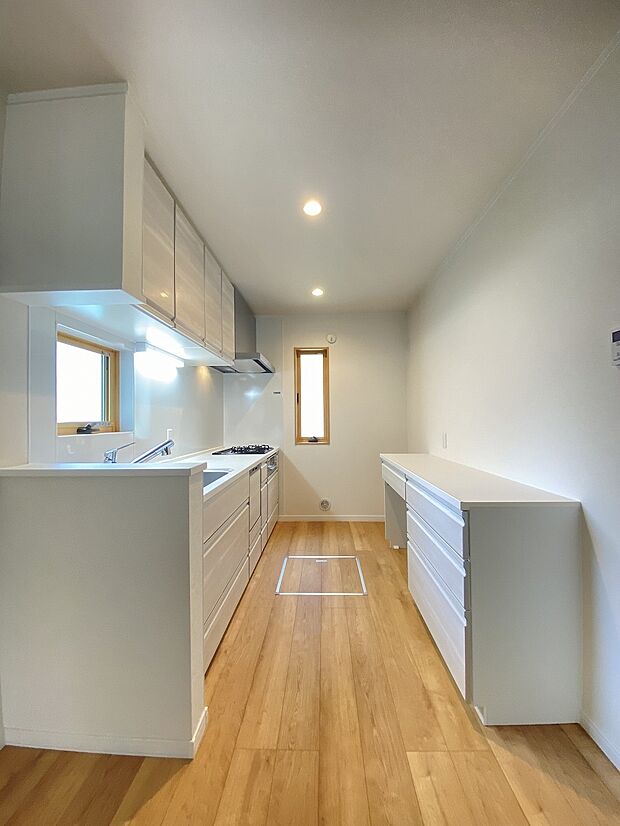 白を基調とした明るいキッチン。上段下段と収納力に期待がもてます。