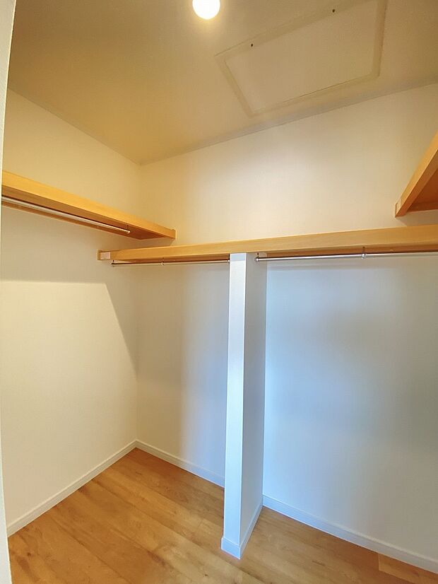 毎朝の身支度が楽しくなる、魅せる収納付きの居室です。