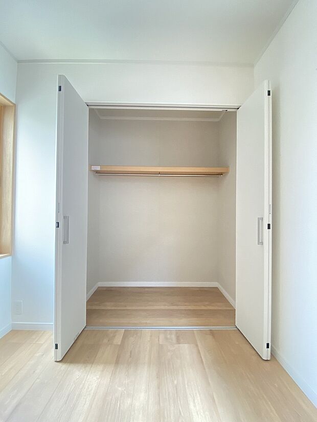 衣類も小物もすっきり収まる、無駄のない収納力。