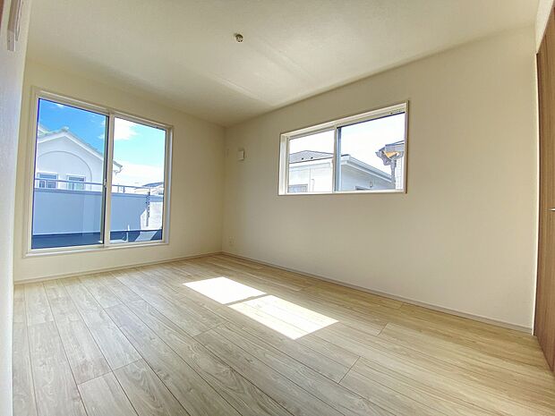 寝室の外から入ってくる心地いい風と明るい光、そして鳥の鳴き声をBGMに今日も一日が始まりそうです。