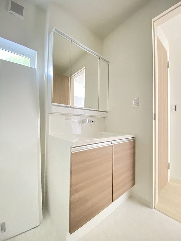 朝の身支度も二人で使えるワイドな洗面化粧台。今日の予定やイベントを話しながら、忙しい朝も家族でにぎわいそうな空間です。