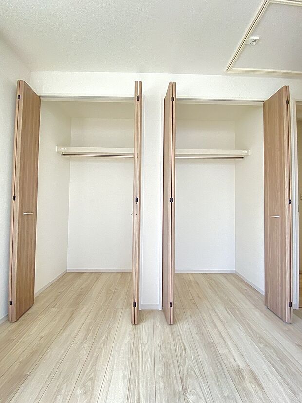 ご夫婦でまたは季節ごとに分けてなど、使勝手のいい2か所のクローゼット。