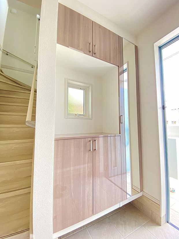 季節の小物や写真、お花を飾ってお客様をお出迎え