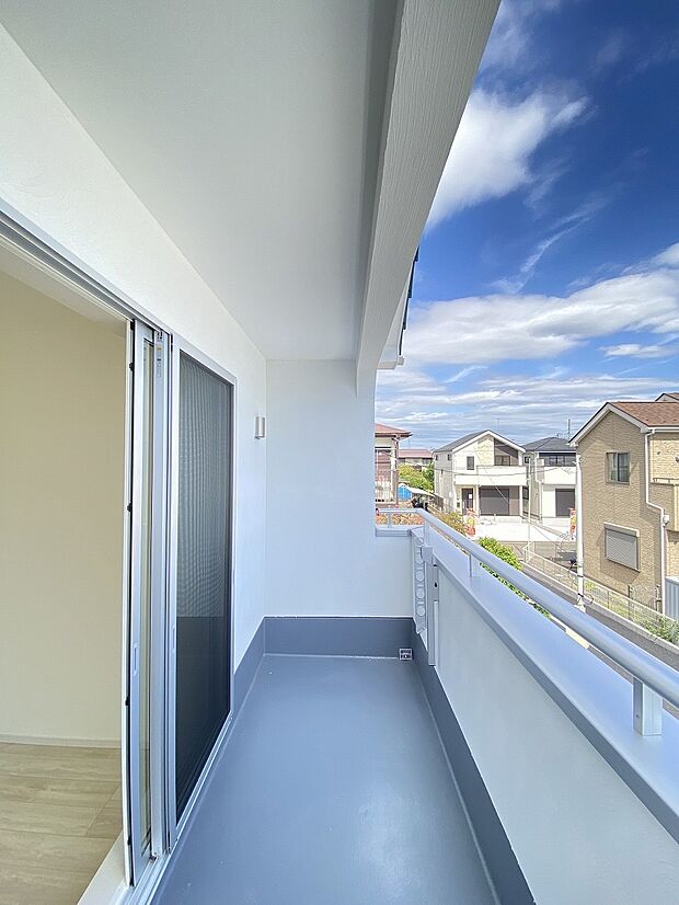 お洗濯やお布団を干すだけでなく、室内に開放感と外の色彩豊かな風景を運んでくれます。