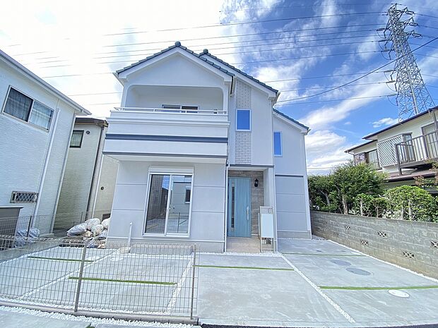 お子様の送迎にも可かせない車。前面道路も広く、安心して外出できます。