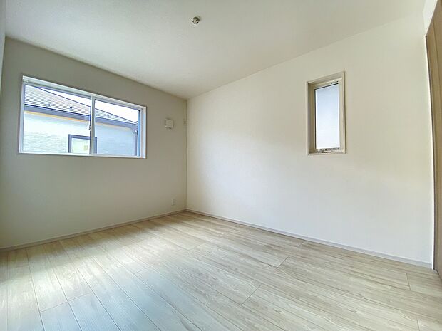 嬉しい2面採光。風と光を感じることで、季節の移ろいも感じられます。