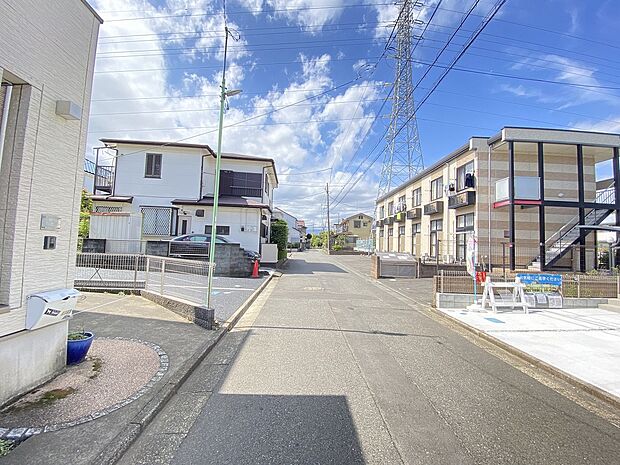 前面道路は車通りが少ないので、駐車が苦手なママや小さなお子様にも安心ですね。