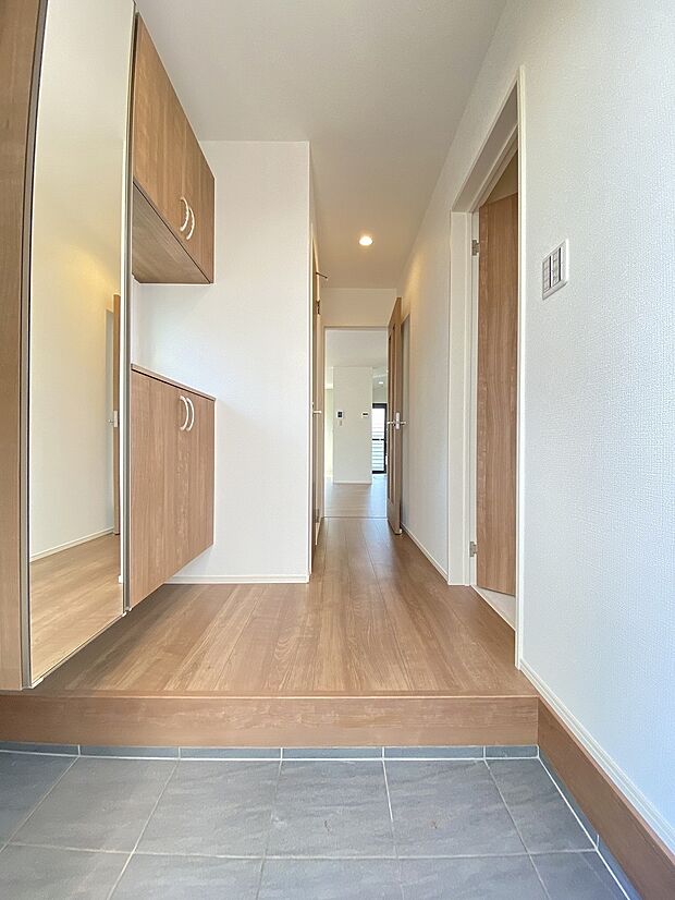 白を基調とした明るい玄関です。ご家族を優しく迎えてくれます。