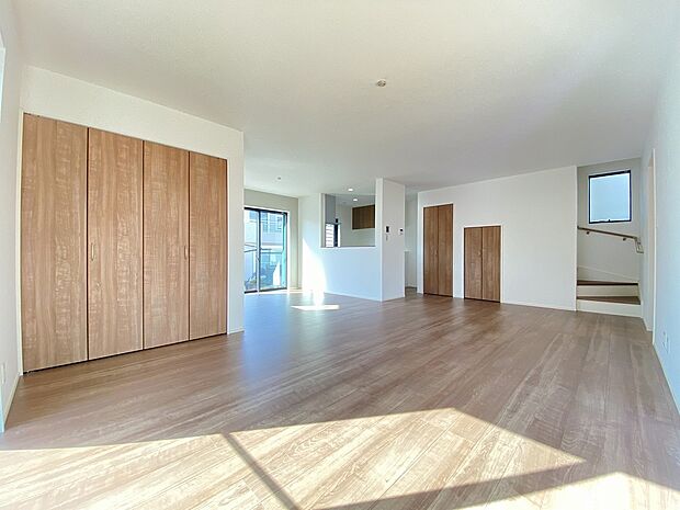 リビングで遊ぶお子様もキッチンにいるママを確認しながら安心して遊べます。