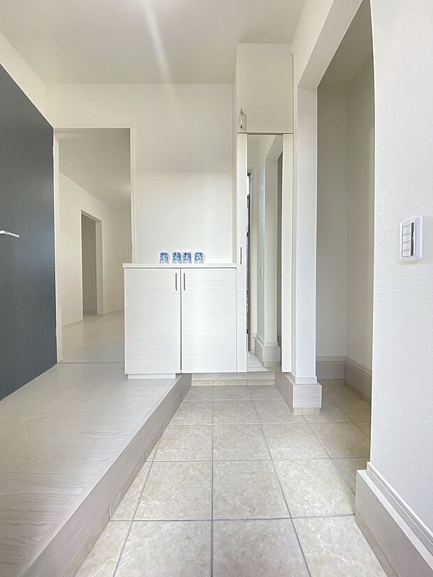 白を基調にした玄関が、家族をそっと迎えてくれる優しい空間です。