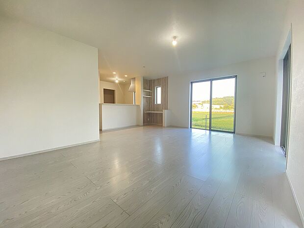 白と木のコントラストが映える家族の絆を紡いでくれるリビング。