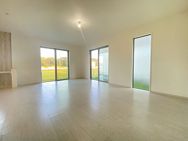 お気に入りのインテリアも引き立つ、優しい色調のフローリングと白いクロス。落ち着いた空間です。